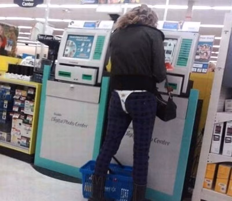 Người phụ nữ chắc hẳn "có vấn đề" khi diện "mốt" này ra đường.