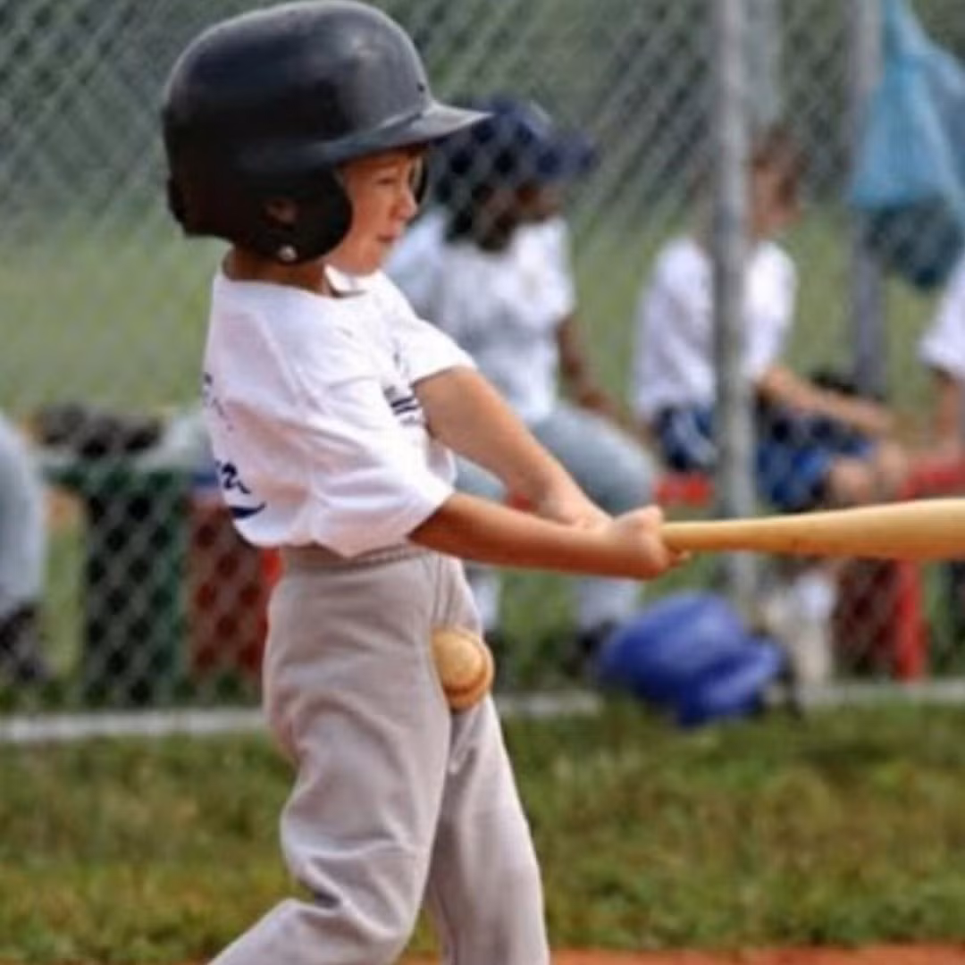 Bạn đã từng nhìn thấy cảnh tượng nào như thế này chưa? Khoảnh khắc sau khi bức ảnh được chụp, “cầu thủ” nhí này chắc hẳn phải kêu toáng lên vì đau.