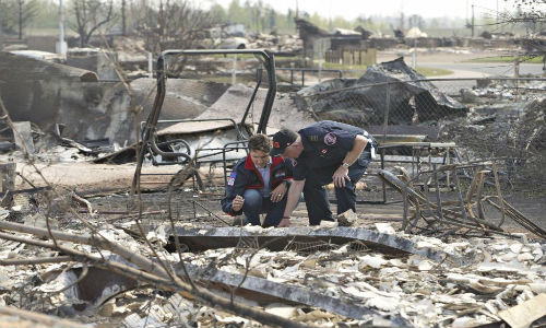 Được biết, hàng chục nghìn người dân đã phải sơ tán đến nơi an toàn do ảnh hưởng của đám cháy.