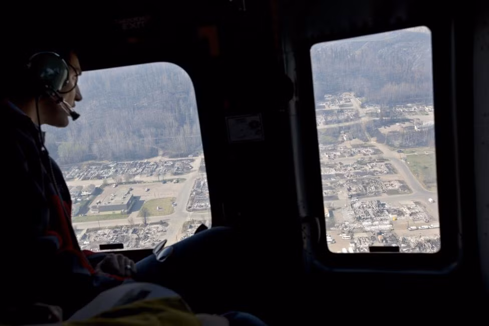 Hôm 13/5, Thủ tướng Canada Justin Trudeau ngồi trên trực thăng bay tới thị trấn Fort McMurray, nơi bị ảnh hưởng nặng nề bởi đám cháy.