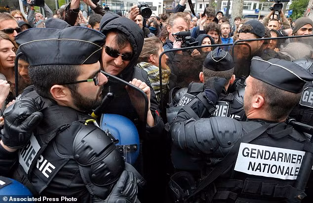 Lực lượng cảnh sát chống bạo động đụng độ với người biểu tình chống cảnh sát vào trưa ngày 18/5.