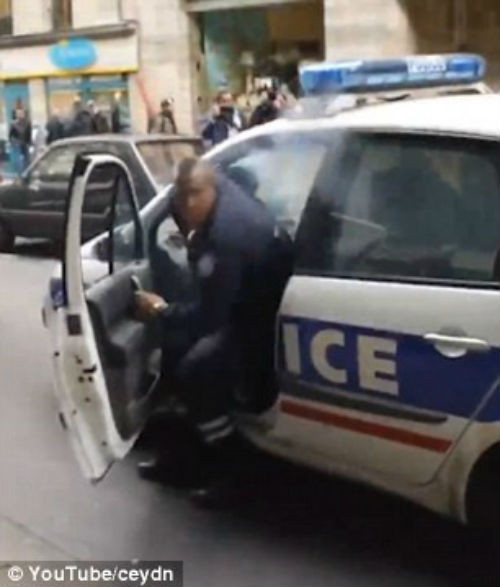 Bốn người biểu tình đã bị tạm giữ ngày 19/5 sau khi tấn công một cảnh sát Pháp khi người này vừa xuống xe.