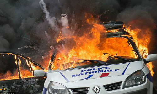 ...và phát nổ giữa phố ở Paris.