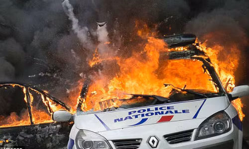 Hinh anh nguoi bieu tinh dot chay xe canh sat Phap-Hinh-3