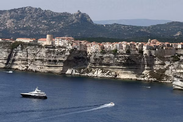 Còn đây là thị trấn Bonifacio đẹp tuyệt vời nằm ở độ cao 70 mét trên biển Địa Trung Hải ở đảo Corsica. Cư dân nơi đây chắc chắn là những người không sợ độ cao.