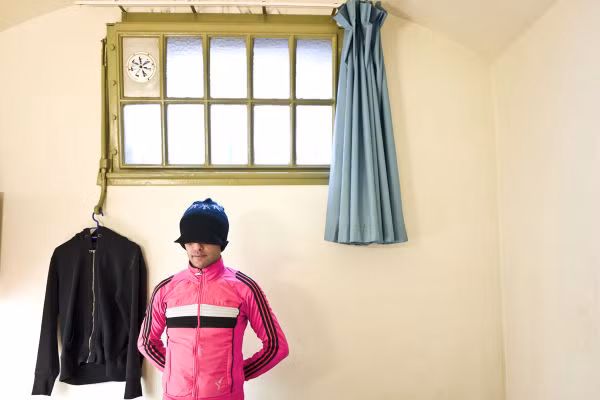 Một di dân người Ma-rốc yêu cầu giấu tên đứng trong căn phòng của anh ở nhà tù De Koepel.