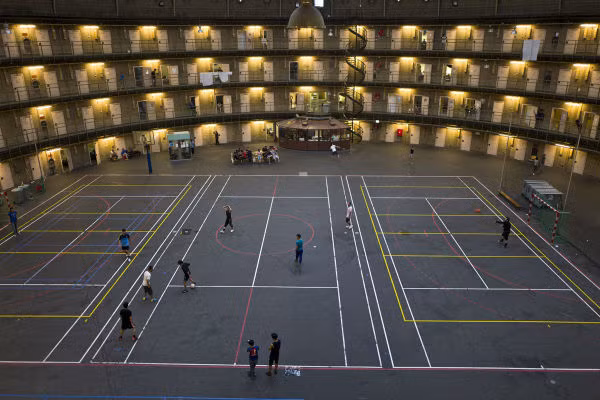 Sân chơi bóng đá trong nhà tù De Koepel ở Haarlem, Hà Lan, ngày 10/5.