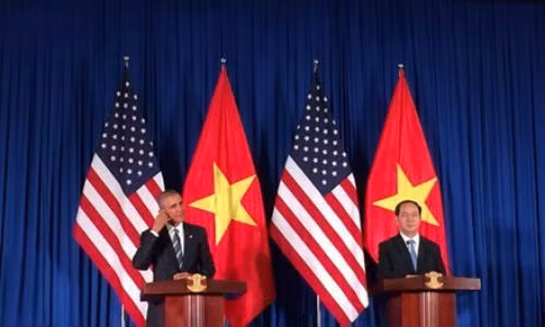 Chủ tịch nước Trần Đại Quang và Tổng thống Mỹ Obama trong buổi họp báo chiều 23/5.