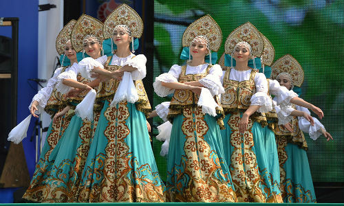 Vào dịp lễ này, mọi người cùng nhau biểu diễn những điệu múa truyền thống...