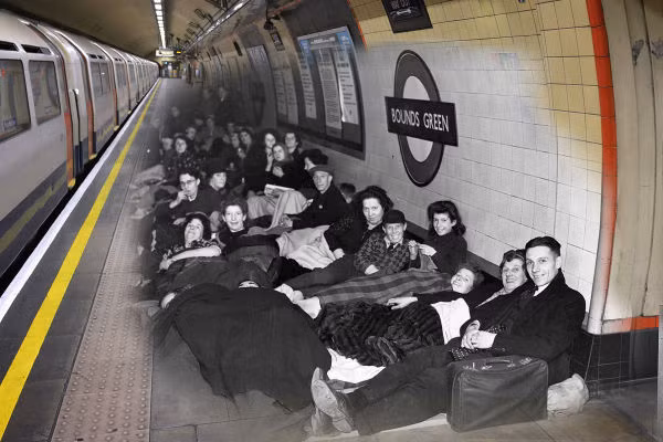 Phần đen trắng trong ảnh ghi lại cảnh người dân London trú ẩn tại ga tàu điện ngầm Bounds Green trong đợt không kích Blitz. Phần ảnh màu là nhà ga Bounds Green chụp ngày 1/5/2016.