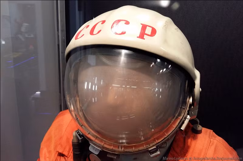 Sau đó, một người trên chiếc xe buýt đó đã viết bằng tay chữ CCCP (có nghĩa Liên Xô) màu đỏ lên chiếc mũ bảo hiểm của người đầu tiên bay vào vũ trụ.