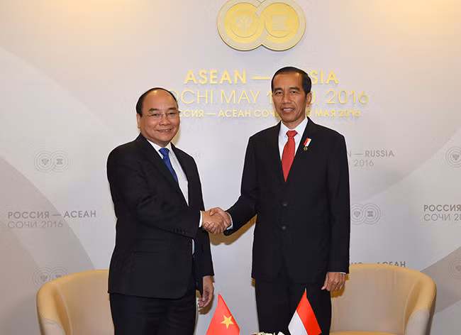 ...Tổng thống Indonesia Joko Widodo (ảnh) và Tổng thống Myanmar Htin Kyaw.