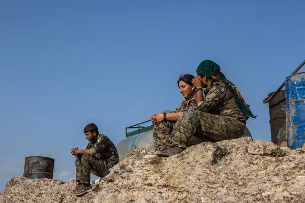 Các chiến binh YPJ và YPG ở tiền tuyến nhìn qua sông Euphrates.