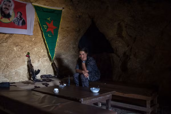 Một chiến binh YPJ ngồi trong căn cứ ở phía tây sông Euphrates.