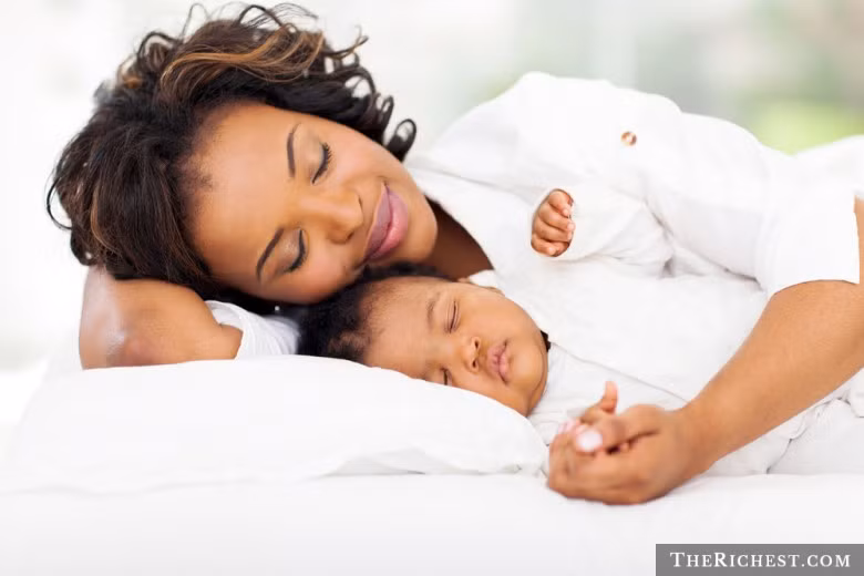 Quá trình cơ thể sản sinh hormone tăng trưởng tăng khi chúng ta ngủ. Hormone này giúp cho cơ, xương phát triển và đóng vai trò quan trọng trong việc điều chỉnh hoạt động trao đổi chất béo và đường,...