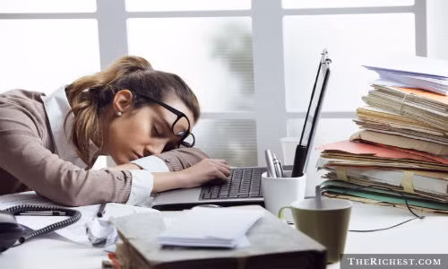 Trong giấc ngủ, bộ não của chúng ta sẽ sắp xếp lại toàn bộ các thông tin mà bạn tiếp nhận trong ngày và giúp bạn xóa bỏ những thông tin không quan trọng. Đây là một trong những điều bất thường xảy ra trong lúc ngủ.