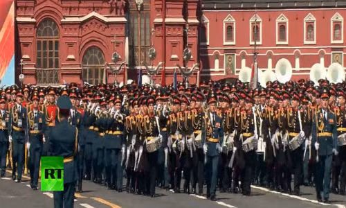 Gần 10.000 binh sĩ cùng khoảng 100 xe quân sự, hơn 70 trực thăng và máy bay đã tham gia vào lễ duyệt binh kỷ niệm 71 năm Ngày Chiến thắng 9/5 ở Quảng trường Đỏ.