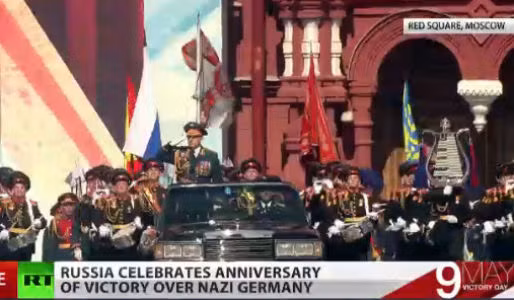 Tư lệnh Lục quân Nga, tướng Oleg Salyukov, dẫn đầu đoàn diễu binh.