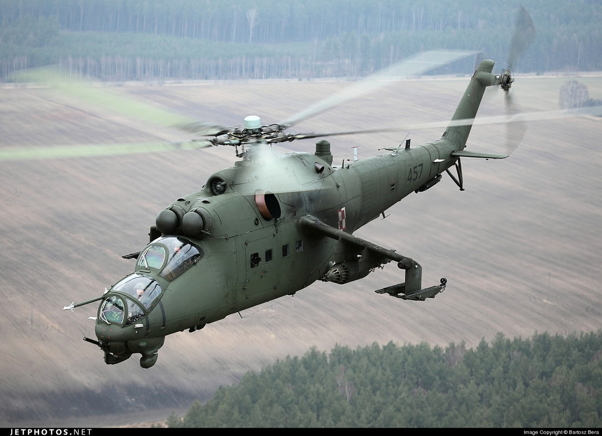 Sau này các biến thể Mi-24D/P/PK/PN/PS, Mi-25, Mi-35/35M/35P có buồng lái hình giọt nước cho tầm quan sát tốt hơn.