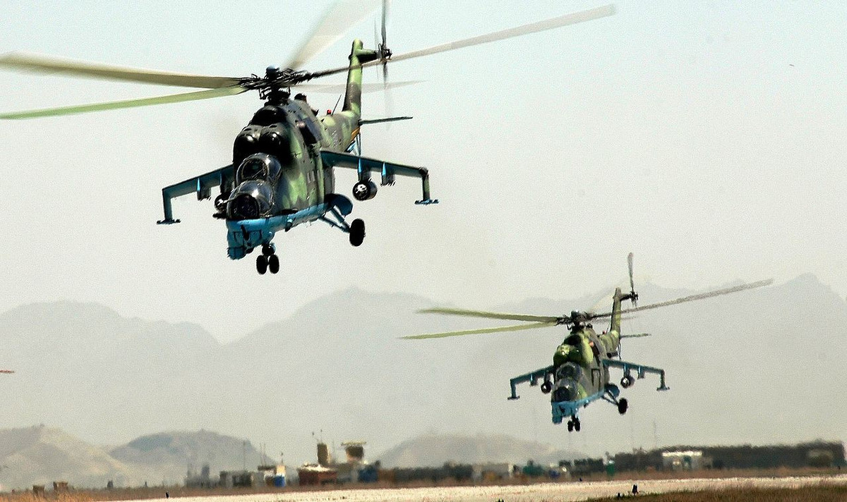 Mi-24 cũng được xem là loại trực thăng chiến đấu độc đáo nhất thế giới với khả năng vừa chở quân (như trực thăng vận tải), vừa có hỏa lực cực mạnh. Trong hình là cửa khoang chở quân của trực thăng Mi-24 đang được mở ra.
