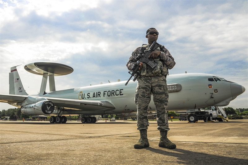 Không quân Mỹ đã nhận được chiếc máy bay AWACS đầu tiên vào năm 1979. Các hệ thống AWACS đã được sử dụng trong tất cả các cuộc xung đột vũ trang với sự tham gia của quân đội Mỹ và đã đem lại hiệu quả cực kỳ to lớn. Trong chiến dịch quân sự ở Iraq vào năm 1991, trên bầu trời Iraq đã có tới 5 máy bay AWACS của Mỹ và một số máy bay của NATO và Saudi Arabia.