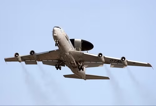 Đặc biệt, gói nâng cấp mới cũng giúp biến các hệ thống điện tử trên máy bay E3 Block 40/45 có kết cấu mở và phù hợp với phương thức tác chiến lấy mạng làm trung tâm. Sau khi hoàn thành nâng cấp, những chiếc E3 Sentry của Mỹ sẽ được sử dụng đến năm 2035. Theo tiết lộ, phương tiện làm việc chính của hệ thống AWACS E3 là vòm anten radar đường kính 9m được gắn trên thân máy bay nhờ 2 thanh chống dài 4m. Anten khi hoạt động có tốc độ quay 6 vòng/phút.