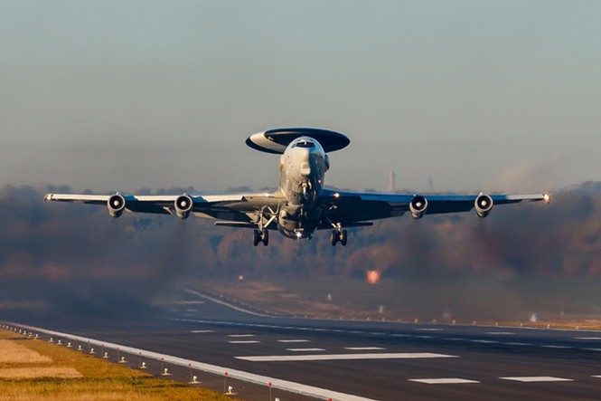 Nội dung gói nâng cấp Block 40/45, máy bay E3 được nâng cấp hệ thống thông tin liên lạc mới, hệ thống máy tính xử lý thông tin trên khoang và tăng cường khả năng phát hiện và theo dõi các mục tiêu trên không.