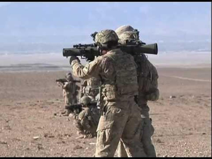 Khi đánh giáp lá cà, súng chống tăng sẽ hiệu quả hơn cả tên lửa diệt tăng.