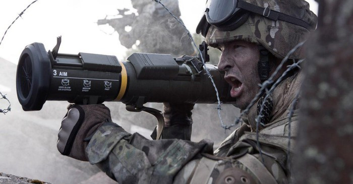 Người lính với khẩu súng Carl Gustaf M4 có thể đe dọa bất cứ loại xe tăng nào.