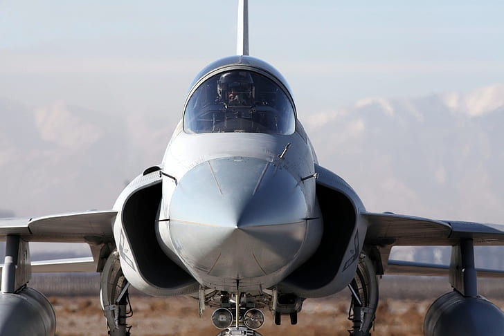 Hiện Bắc Kinh và Pakistan đều ra sức quảng bá cho dòng chiến đấu cơ này nhằm hy vọng chúng sẽ được chú ý hơn trên thị trường xuất khẩu.