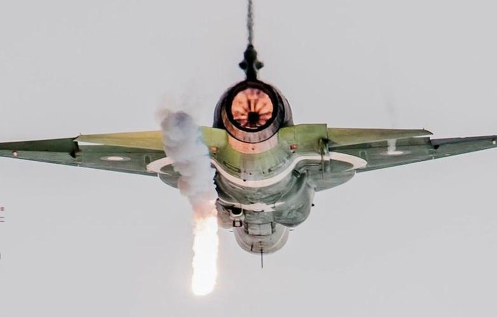 Đơn giá hiện tại của chiếc chiến đấu cơ này khoảng 25 triệu USD, thậm chí có lúc JF-17 Thunder do Trung Quốc và Pakistan hợp tác phát triển hạ giá bán chỉ còn 16 triệu USD như khi bán cho Myanmar.