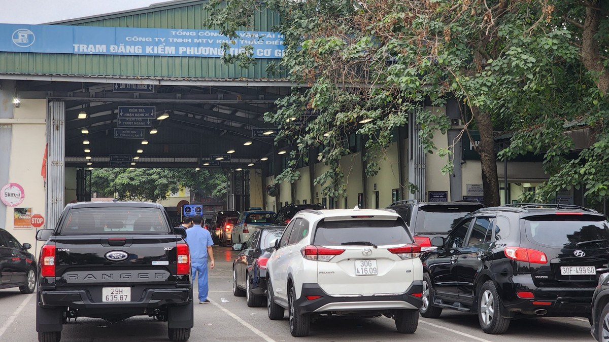  Ghi nhận của PV Báo Tri thức và Cuộc sống, chiều muộn 27/12, tại Trung tâm Đăng kiểm xe cơ giới 2903S trên đường Lê Quang Đạo (Mỹ Đình, Hà Nội) vẫn có rất đông phương tiện đến xếp hàng chờ kiểm định.