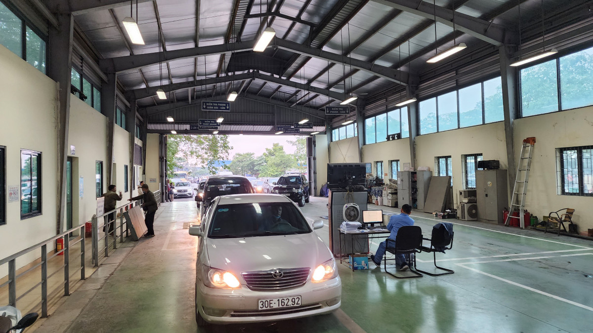 Ngoài ra, tháng 1/2023 có nhiều ngày nghỉ (3 ngày nghỉ Tết Dương lịch, 7 nghỉ Tết Nguyên đán và ngày nghỉ cuối tuần), người dân lo gần Tết sẽ đông nên đưa xe đi đăng kiểm trước hạn. Những ngày gần đây, mỗi ngày trung tâm đăng kiểm này thực hiện kiểm định khoảng 160 - 180 phương tiện, tăng khoảng 20-30% so với trước.