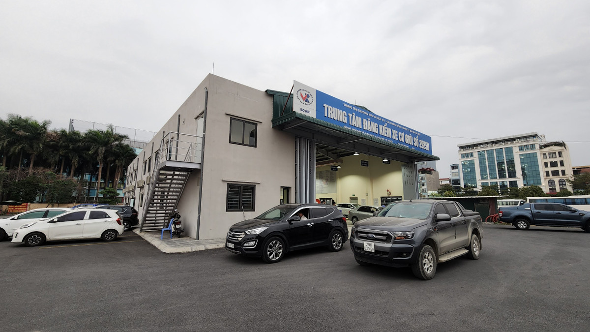 Khoảng 17h10 ngày 27/12, tại Trung tâm Đăng kiểm 2925D trên đường Trần Vỹ (phường Mai Dịch, quận Nam Từ Liêm) vẫn còn gần 10 xe chờ đến lượt vào thực hiện kiểm định, trong khi, thường 17h, các trung tâm đăng kiểm sẽ hết ca làm việc.