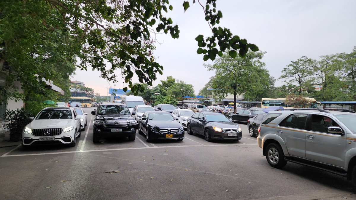 Xếp hàng đã 2 tiếng mà vẫn chưa đến lượt, anh Tuấn (Hà Nội) cho biết, xe hết hạn kiểm định nhưng đưa ra Trung tâm Đăng kiểm ở Phạm Văn Đồng thấy đông quá nên quay ra kiểm định ở trạm Lê Quang Đạo. Ai ngờ bên này cũng đông không kém.