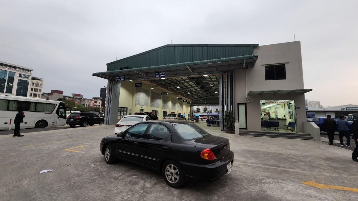 Để đáp ứng nhu cầu của người dân, phía trong trung tâm đăng kiểm, các dây chuyền kiểm định vẫn đang hoạt động hết công suất, đăng kiểm viên vẫn tập trung cao độ để kiểm tra đủ các hạng mục trong quy trình kiểm định xe cơ giới.