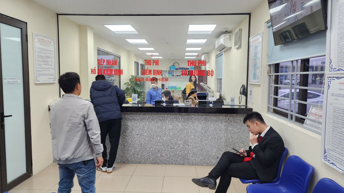 Tuy nhiên, do mặt bằng rộng nên tại đây không xảy ra hiện tượng ùn ứ bên ngoài đường dẫn vào trung tâm đăng kiểm. 