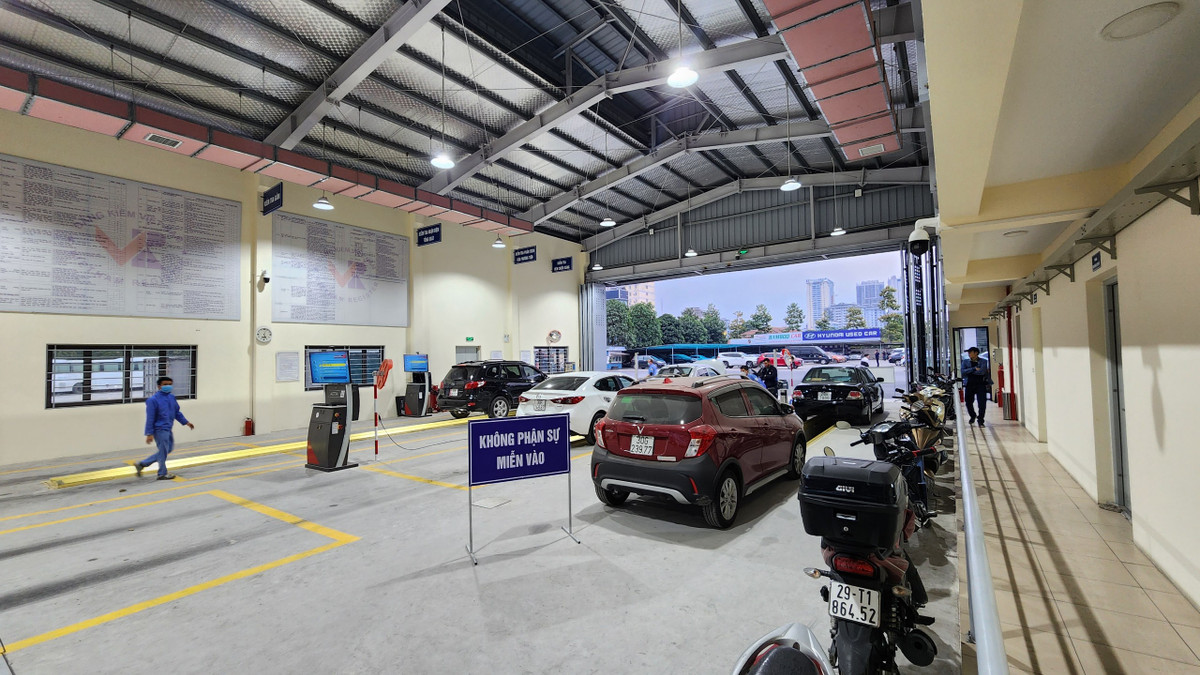 Theo lãnh đạo Trung tâm Đăng kiểm 2925D, khoảng 3 ngày gần đây, lượng phương tiện đến trạm tăng đột biến, mỗi ngày kiểm định khoảng 100 xe, trong khi ngày bình thường chỉ khoảng 30 xe, tăng gấp 3 lần.