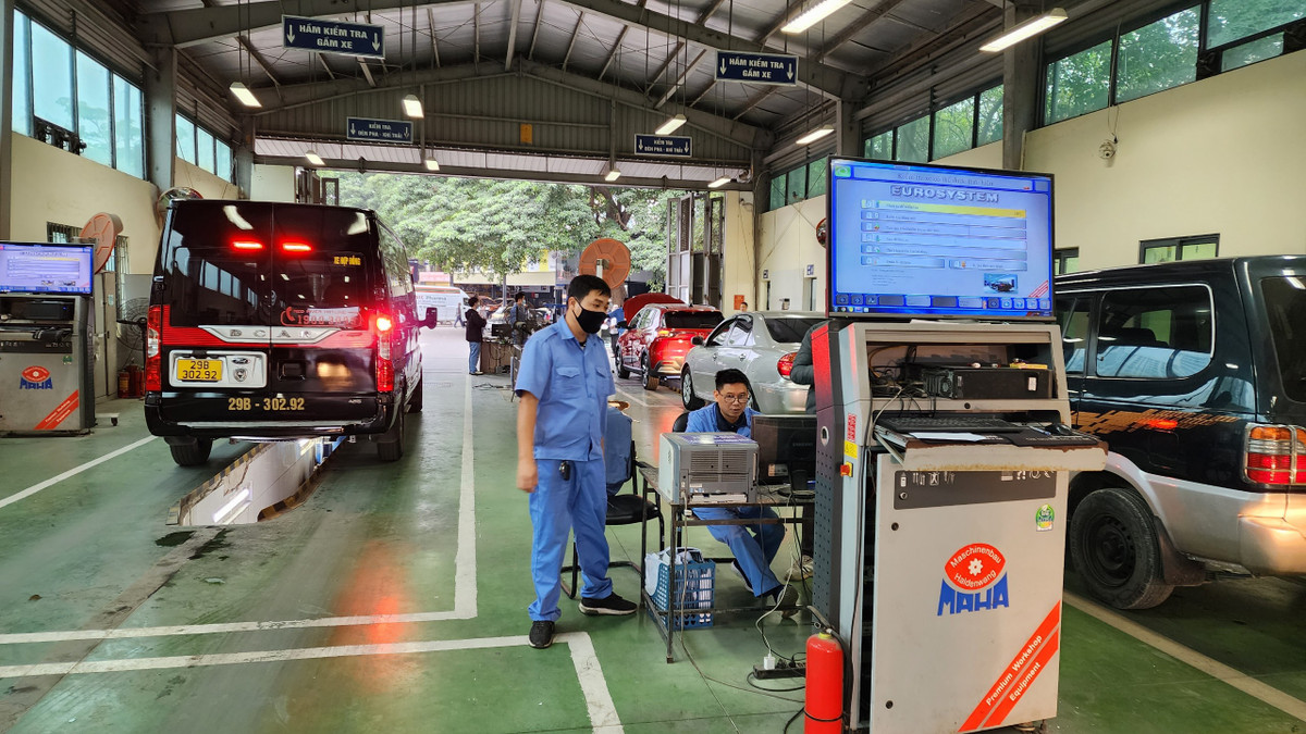 Để đáp ứng nhu cầu kiểm định tăng cao, Trung tâm Đăng kiểm 2903S đã bố trí nhân viên làm thêm giờ, nhận đặt lịch hẹn qua hotline, fanpage facebook, zalo để tư vấn cho khách hàng đến vào các giờ phù hợp, tránh ùn tắc. Cùng với đó bố trí nhân viên sắp xếp xe tại cổng ra vào, đảm bảo an toàn giao thông, không ảnh hưởng đến khu vực xung quanh.