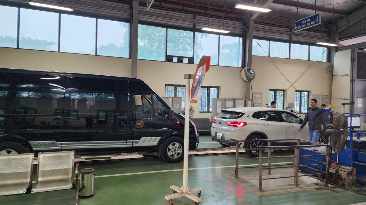 Lãnh đạo Trung tâm Đăng kiểm xe cơ giới 2903S cho biết, bên cạnh các xe sắp hết hạn kiểm định theo chu kỳ, thời điểm cuối năm, người dân gia tăng mua xe mới dẫn đến lượng phương tiện tăng cao.