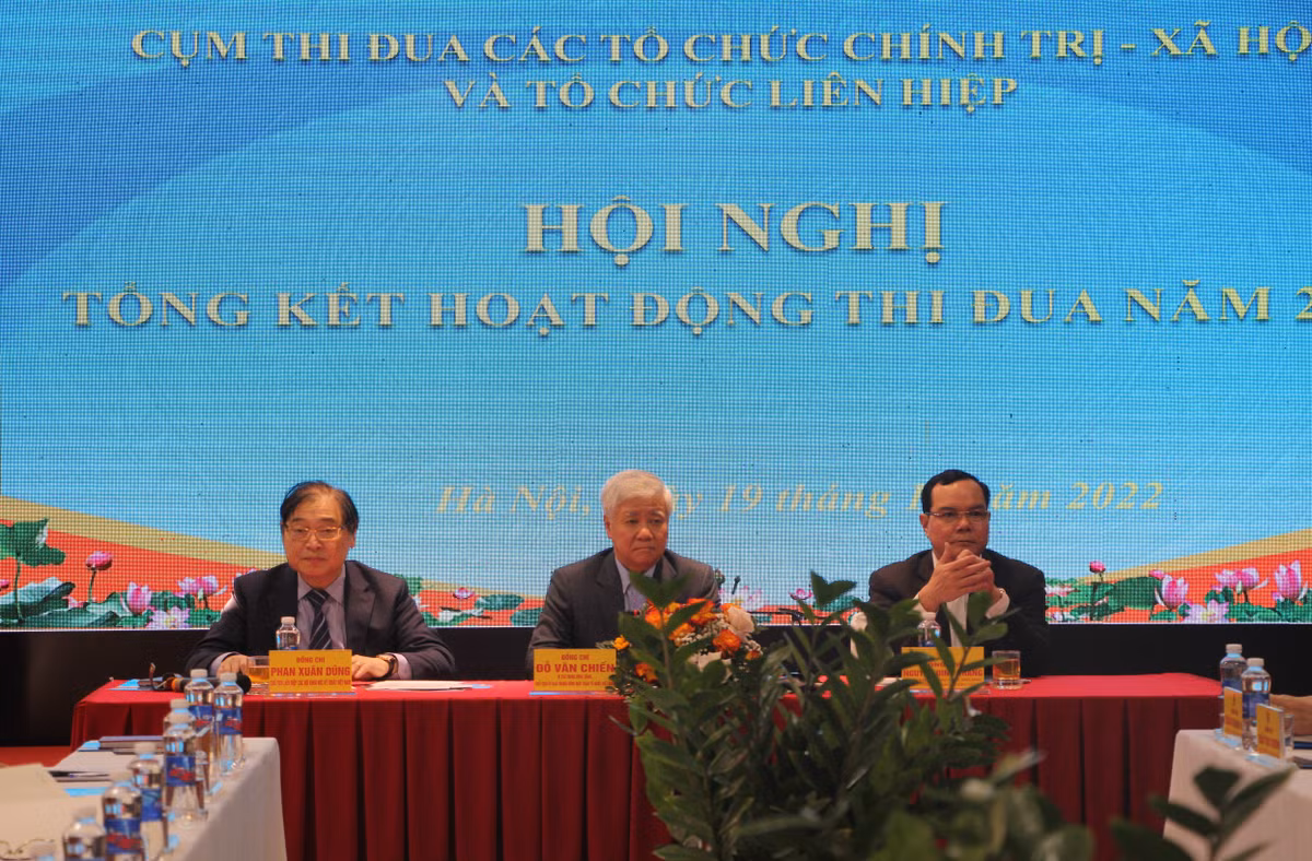 Day manh thi dua trong Cum cac to chuc chinh tri - xa hoi va to chuc Lien hiep