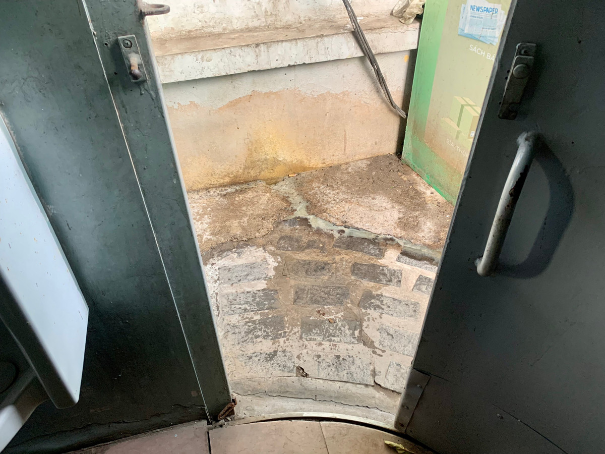 Bên trong nhà vệ sinh cũng xuống cấp, nhếch nhác, bẩn thỉu, nhiều người phóng uế luôn trước cửa ra vào.