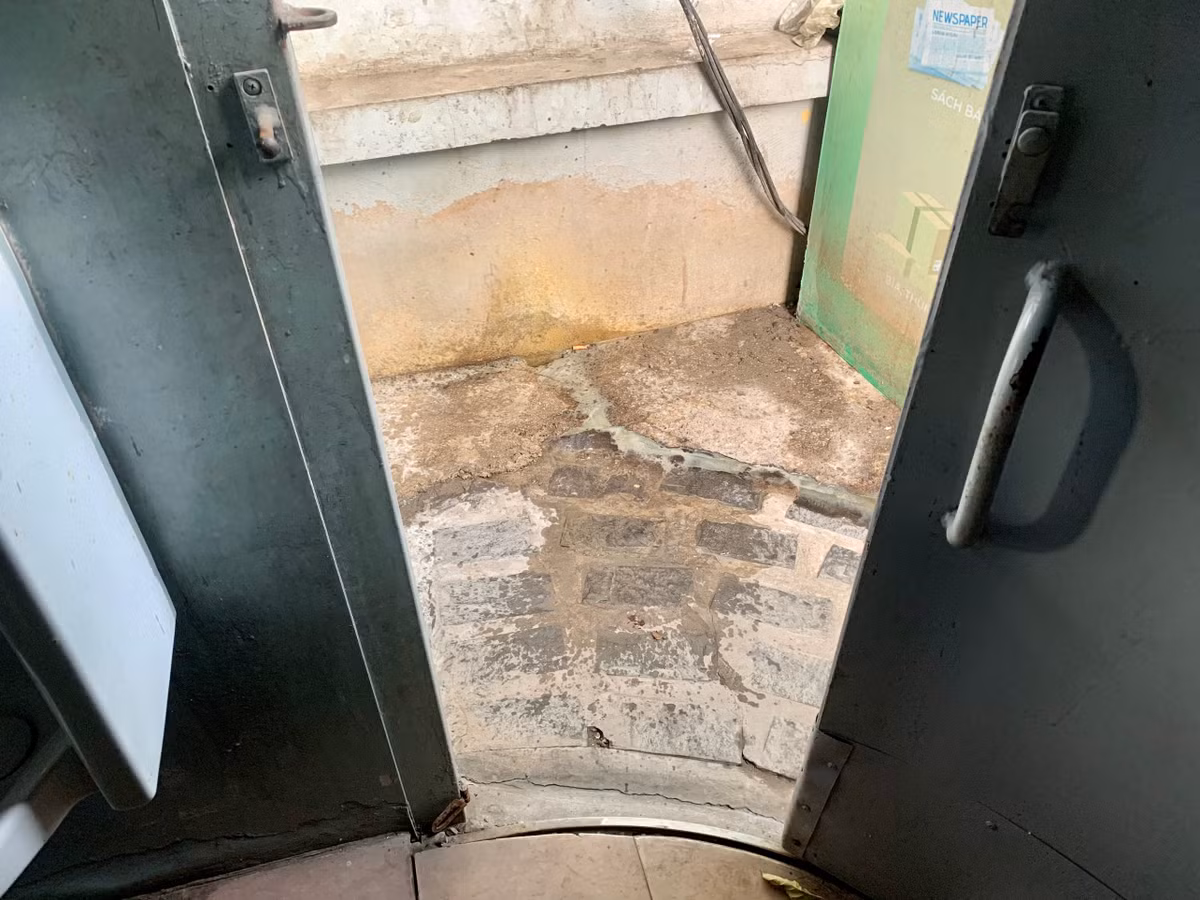 Can canh nha ve sinh cong cong bo hoang, o ue o Ha Noi-Hinh-17