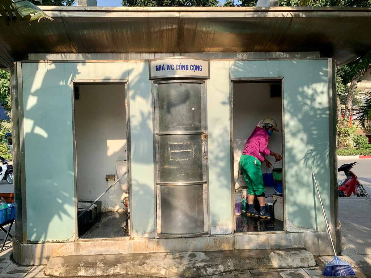 Tại đường Láng, nhiều NVSCC xập xệp, hư hỏng, trong đó có một nhà vệ sinh gần như “tan nát”. Tại đây mặc dù vẫn được nhân viên dọn dẹp nhưng trang thiết bị hầu như hư hỏng.