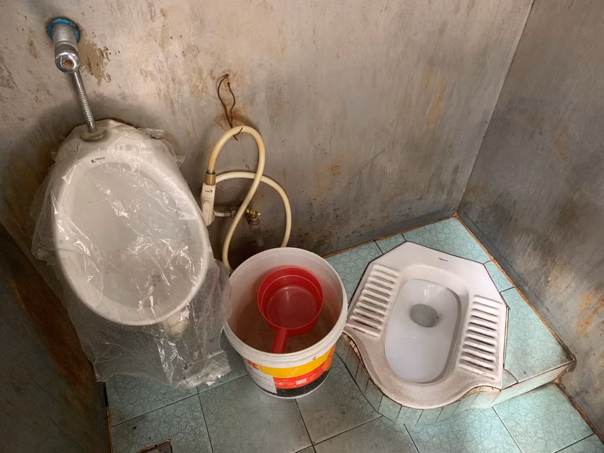 Can canh nha ve sinh cong cong bo hoang, o ue o Ha Noi-Hinh-6