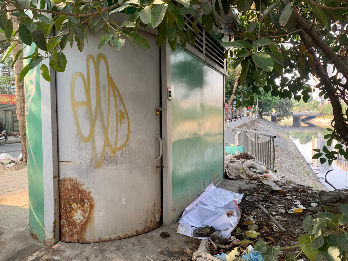 Tại đường Giáp Nhất, NVSCC bị bỏ hoang không hoạt động, cửa khoá trái. Xung quanh nhà vệ sinh nhếch nhác, toàn rác, phóng uế bừa bãi.