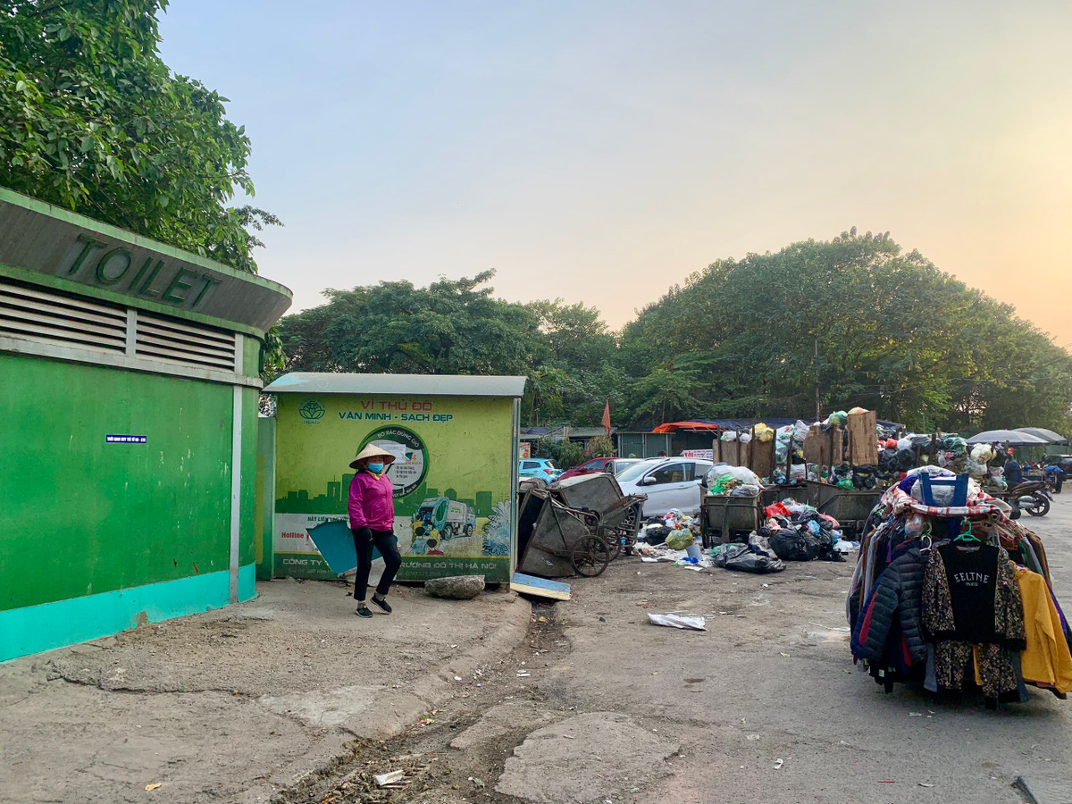 Bãi tập kết rác nằm cạnh ngay NVSCC phía cổng phụ bến xe Mỹ Đình càng gây ô nhiễm và mất mỹ quan đô thị.