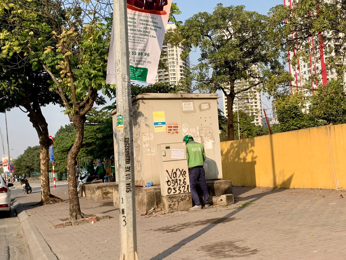 Dân số đông, NVSCC ít, không sử dụng khiến nhiều người buộc phải đi vệ sinh tuỳ tiện trên khắp các tuyến đường.