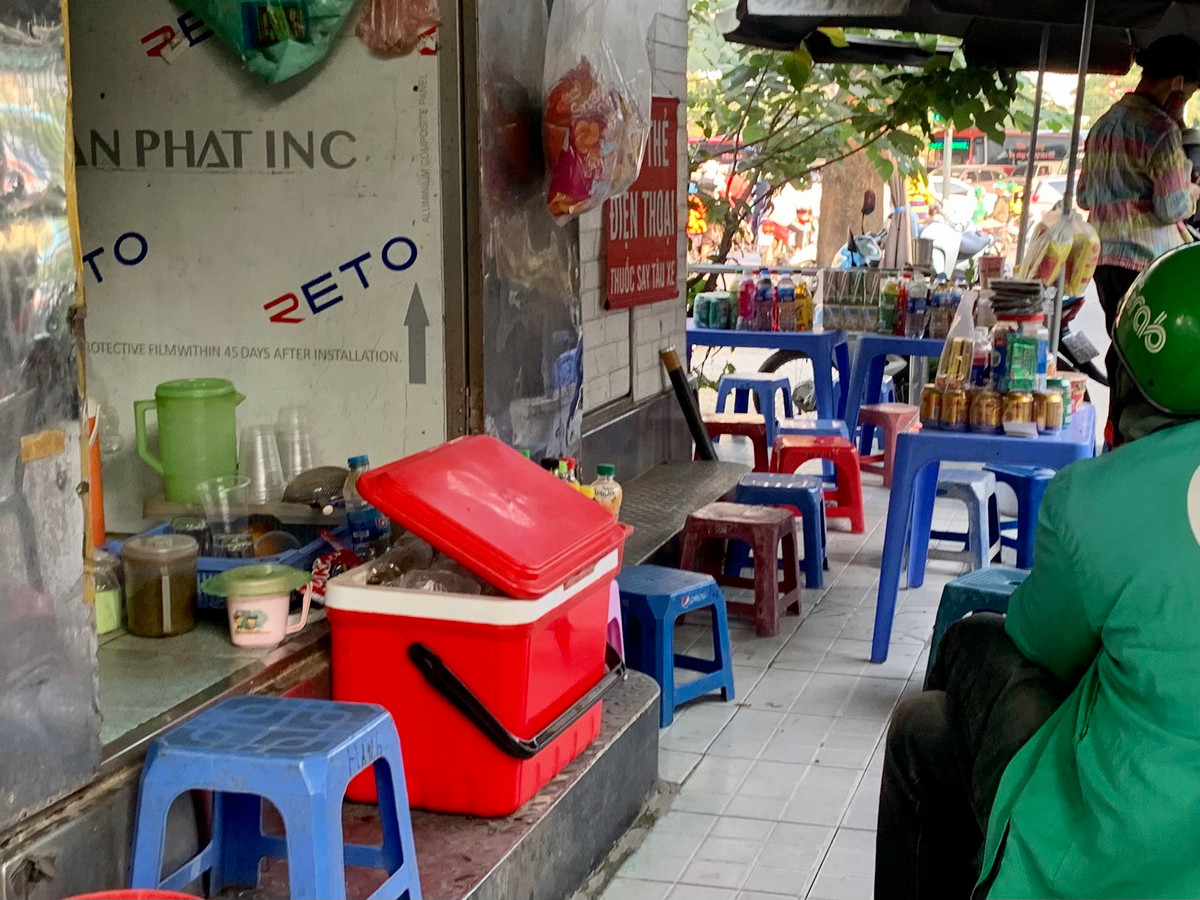 Toàn bộ không gian còn lại bị chiếm dụng để bán các mặt hàng như: nước, thẻ điện thoại, mì tôm…