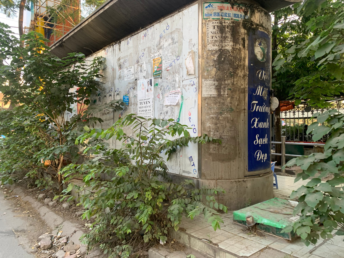 Theo ghi nhận của PV, tại đường Nguyễn Hoàng (cạnh bến xe Mỹ Đình), NVSCC sử dụng sai mục đích nhiều năm nay. Phía mặt trước cỏ cây mọc um tùm, che khuất nhà vệ sinh, phía sau nhân viên trông giữ vừa khai thác vệ sinh vừa kiêm luôn bán quán nước.